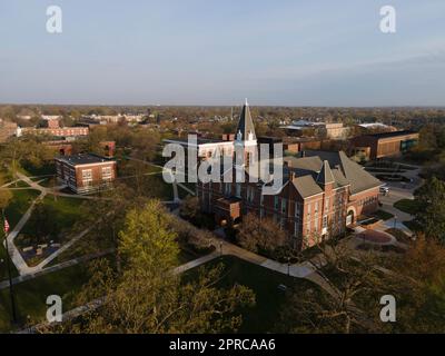 Ancien principal. Photographie aérienne de l'Université Drake lors d'un beau matin de printemps. Des Moines, Iowa, États-Unis. Banque D'Images