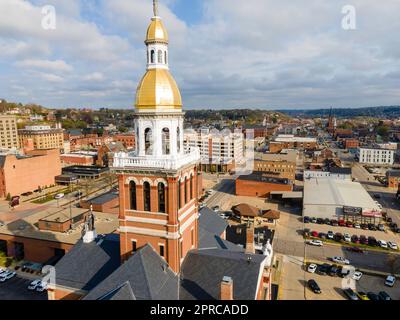 Palais de justice du comté de Dubuque. Photographie aérienne de Dubuque, Iowa, États-Unis, un beau matin de printemps. Banque D'Images