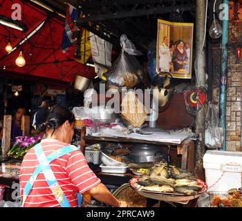 La cuisine thaïlandaise de poisson frit stalle dans un marché sur une petite rue à côté de la route Charoen Krung Banque D'Images