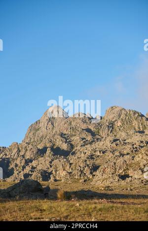 Cerro de la Cruz au lever du soleil vu de la Rotonda, point de départ des sentiers d'alpinisme à Los Gigantes, un massif de montagne visité pour la randonnée, trekk Banque D'Images