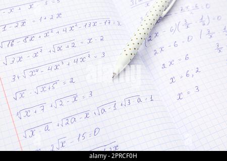 Copybook avec formules mathématiques et stylo, gros plan Banque D'Images