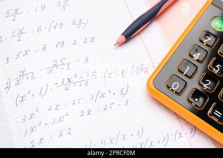 Livre d'or avec formules mathématiques, stylo et calculatrice, gros plan Banque D'Images