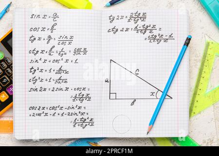 Copybook avec formules mathématiques et stylo, gros plan Banque D'Images