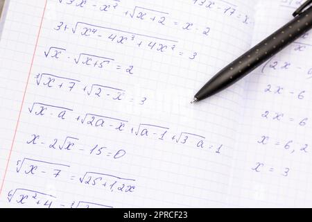 Copybook avec formules mathématiques et stylo, gros plan Banque D'Images