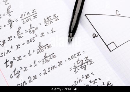 Copybook avec formules mathématiques et stylo, gros plan Banque D'Images