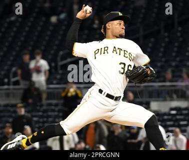 Pittsburgh, États-Unis. 26th avril 2023. Dauri Moreta (36), pichet de secours des pirates de Pittsburgh, jette dans le neuvième repas de la victoire de 8-1 contre les Dodgers de Los Angeles au parc PNC, mercredi 26 avril 2023 à Pittsburgh. Photo par Archie Carpenter/UPI crédit: UPI/Alay Live News Banque D'Images