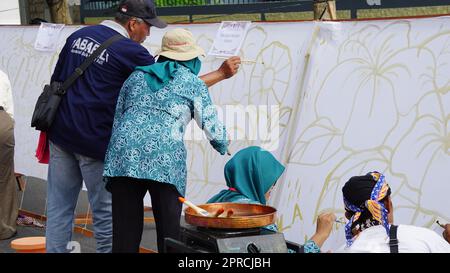 Le processus de fabrication de batik sur le Festival Batik Keren Blitar. Le batik est un art antique fait à la main de l'Indonésie. Produit par technique de teinture résistant à la cire Banque D'Images