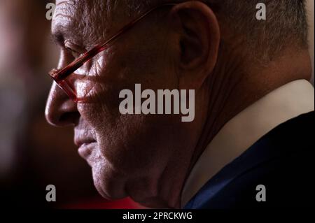 Washington, Vereinigte Staaten. 26th avril 2023. Le leader de la majorité au Sénat des États-Unis, Chuck Schumer (démocrate de New York), parle avec des journalistes au Capitole des États-Unis à Washington, DC, mercredi, 26 avril 2023. Credit: Cliff Owen/CNP/dpa/Alay Live News Banque D'Images