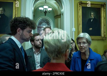 Washington, Vereinigte Staaten. 26th avril 2023. États-Unis la sénatrice Elizabeth Warren (démocrate du Massachusetts), parle avec des reporters aux États-Unis Capitole, à Washington, mercredi, 26 avril 2023. Credit: Cliff Owen/CNP/dpa/Alay Live News Banque D'Images