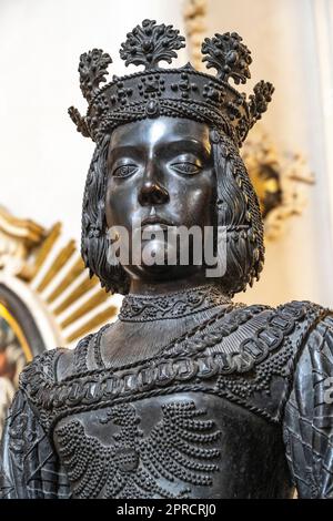 Elizabeth de Hongrie statue de bronze au musée Hofkirche d'Innsbruck pour l'empereur Maximilian I. Banque D'Images