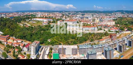 Une vue panoramique aérienne de Coimbra sur la rive droite de la rivière Mondego Banque D'Images