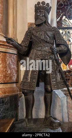 Ferdinand V la statue de bronze catholique et roi d'Aragon au musée Hofkirche d'Innsbruck pour l'empereur Maximilian I. Banque D'Images