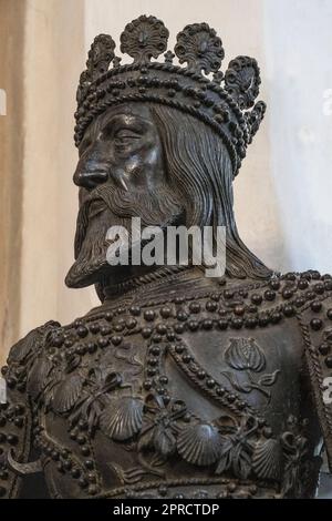 Ferdinand V la statue de bronze catholique et roi d'Aragon au musée Hofkirche d'Innsbruck pour l'empereur Maximilian I. Banque D'Images