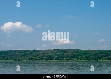 Oskol Ukraine. Grande rivière Oskol dans l'est de l'Ukraine. Beau paysage de la rivière avec la toile de fond de la forêt et du ciel bleu. Banque D'Images