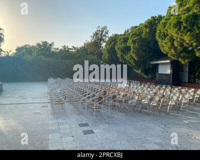 Il y a de nombreuses chaises dans la rue pour des spectacles et des événements publics devant la scène de concert de cinéma en plein air. Banque D'Images