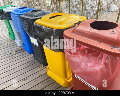 Conteneurs multi-couleurs en plastique pour la collecte séparée des ordures et le traitement ultérieur pour le bénéfice de l'environnement. Banque D'Images