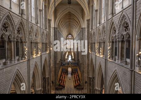 Photo du dossier datée du 12/04/23 d'une vue générale à l'intérieur de l'abbaye de Westminster à Londres, avant le couronnement du roi Charles III L'abbaye de Westminster est utilisée comme église du couronnement depuis Guillaume le Conquérant en 1066, à l'exception des rois Edward V et Edward VIII, qui n'ont pas été couronnés. Le roi Charles III sera le monarque régnant de 40th qui y sera couronné lors d'une cérémonie sur 6 mai. Date de publication : jeudi 27 avril 2023. Banque D'Images