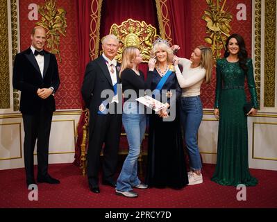 Les artistes de studio Sophie Greenaway (à gauche) et Claire Parkes ajoutent la touche finale à une nouvelle figurine en cire Queen Consort au musée Madame Tussauds de Londres, devant le couronnement du roi Charles III sur 6 mai. Date de la photo: Mercredi 26 avril 2023. Banque D'Images