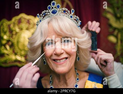 Les artistes de studio ajoutent la touche finale à une nouvelle figurine en cire Queen Consort à Madame Tussauds à Londres, devant le couronnement du roi Charles III sur 6 mai. Date de la photo: Mercredi 26 avril 2023. Banque D'Images