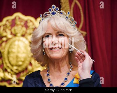 Un artiste studio ajoute les touches finales à une nouvelle figurine en cire Queen Consort à Madame Tussauds à Londres, devant le couronnement du roi Charles III sur 6 mai. Date de la photo: Mercredi 26 avril 2023. Banque D'Images