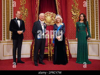 Une nouvelle figurine en cire de la reine Consort (2nd à droite) est ajoutée aux figures existantes du prince de Galles, du roi Charles III et de la princesse de Galles, à Madame Tussauds à Londres, devant le couronnement du roi Charles III sur 6 mai. Date de la photo: Mercredi 26 avril 2023. Banque D'Images