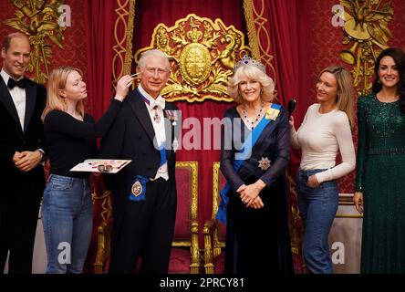 Les artistes de studio Sophie Greenaway (à gauche) et Claire Parkes ajoutent la touche finale au roi Charles II et une nouvelle figurine en cire Queen Consort au musée Madame Tussauds de Londres, devant le couronnement du roi Charles III sur 6 mai. Date de la photo: Mercredi 26 avril 2023. Banque D'Images