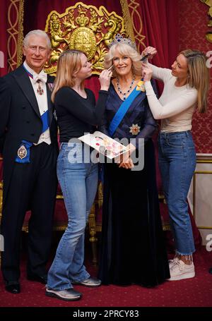 Les artistes de studio Sophie Greenaway (à gauche) et Claire Parkes ajoutent la touche finale à une nouvelle figurine en cire Queen Consort au musée Madame Tussauds de Londres, devant le couronnement du roi Charles III sur 6 mai. Date de la photo: Mercredi 26 avril 2023. Banque D'Images