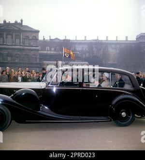 Photo du dossier datée du 24/04/63, de la reine Elizabeth II, du duc d'Édimbourg et du prince Charles, se rendre à l'abbaye de Westminster pour le mariage de la princesse Alexandra et d'Angus Ogilvy. Des photos de chaque année de la vie du roi ont été compilées par l'agence de presse de l'AP, pour célébrer le couronnement de Charles III. Date de publication : jeudi 27 avril 2023. Banque D'Images