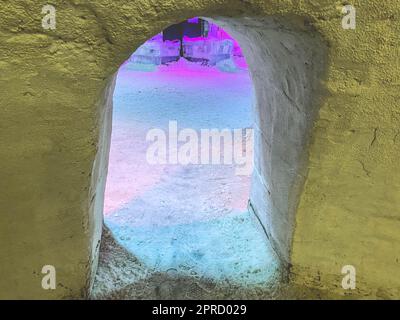 chambre à neige. yourtes faits de neige et de glace. maisons par temps froid. logement pour personnes par temps froid. entrée à la maison de neige, murs de glace. Banque D'Images