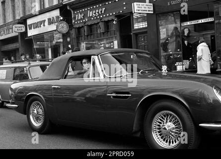 Photo du dossier datée du 04/02/71 du Prince de Galles au volant de sa voiture de sport décapotable Aston Martin DB6 5500, qui longe London's Strand après avoir visité la Press Association à Fleet Street. Des photos de chaque année de la vie du roi ont été compilées par l'agence de presse de l'AP, pour célébrer le couronnement de Charles III. Date de publication : jeudi 27 avril 2023. Banque D'Images