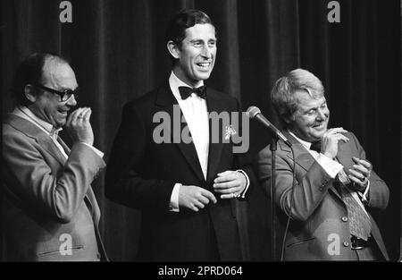 Photo du dossier datée du 04/07/77, du Prince de Galles, sur scène avec le duo comique Eric Morecambe (à gauche) et Ernie Wise, (à droite), lors de leur spectacle caritatif royal spécial en faveur de l'appel du Jubilé de la Reine. Des photos de chaque année de la vie du roi ont été compilées par l'agence de presse de l'AP, pour célébrer le couronnement de Charles III. Date de publication : jeudi 27 avril 2023. Banque D'Images