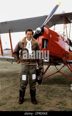 Photo du dossier datée du 30/07/79 du Prince de Galles dans une tenue de vol de style Biggles à la RAF Benson, Oxfordshire, où il a accompli une ambition de voler un biplan Tiger Moth d'avant-guerre. Des photos de chaque année de la vie du roi ont été compilées par l'agence de presse de l'AP, pour célébrer le couronnement de Charles III. Date de publication : jeudi 27 avril 2023. Banque D'Images