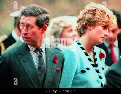 Photo du dossier datée du 03/11/92 du prince et de la princesse de Galles au mémorial du régiment de Gloucester, qui a combattu avec distinction en 1951 pendant la guerre de Corée, près de Séoul, en Corée du Sud. Des photos de chaque année de la vie du roi ont été compilées par l'agence de presse de l'AP, pour célébrer le couronnement de Charles III. Date de publication : jeudi 27 avril 2023. Banque D'Images