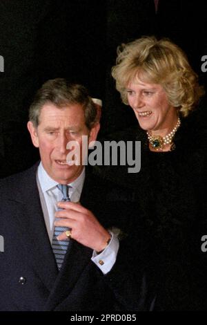 Photo du dossier datée du 29/01/99, du Prince de Galles et de Camilla Parker Bowles qui sortent ensemble pour la première fois en public, à la suite d'un dîner-danse de 50th ans pour la sœur de Mme Parker Bowles, Annabel Elliott, à l'hôtel Ritz dans le centre de Londres. Des photos de chaque année de la vie du roi ont été compilées par l'agence de presse de l'AP, pour célébrer le couronnement de Charles III. Date de publication : jeudi 27 avril 2023. Banque D'Images