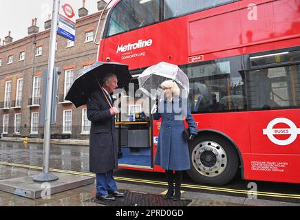 Photo du dossier datée du 04/03/20 du Prince de Galles et de la Duchesse de Cornwall avant d'embarquer dans un nouveau bus électrique à impériale pour quitter Clarence House à Londres pour aller au London transport Museum pour participer aux célébrations marquant 20 ans de transport pour Londres. Des photos de chaque année de la vie du roi ont été compilées par l'agence de presse de l'AP, pour célébrer le couronnement de Charles III. Date de publication : jeudi 27 avril 2023. Banque D'Images