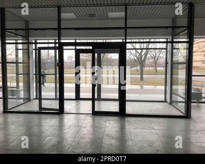 L'entrée en verre à l'entrée du bureau du magasin du bâtiment avec portes coulissantes doubles. Banque D'Images