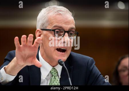 Washington, États-Unis. 26th avril 2023. Le secrétaire des anciens combattants des États-Unis, Denis McDonough, témoigne devant le Sénat Crédits - sous-comité sur la construction militaire, les anciens combattants et les organismes connexes aux États-Unis Capitole, à Washington, DC, Etats-Unis au cours de leur audition pour examiner les prévisions budgétaires proposées et la justification pour l'exercice 2024 et les demandes de crédits anticipés pour l'exercice 2025 le mercredi, 26 avril 2023. Photo de Cliff Owen/CNP/ABACAPRESS.COM crédit: Abaca Press/Alay Live News Banque D'Images