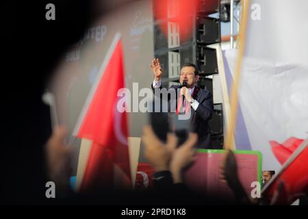 Gaziantep, Turkiye. 26th avril 2023. Gaziantep, Turquie. 26 avril 2023. Le maire d'Istanbul, Ekrem Imamoglu, du Parti populaire républicain (CHP), se joint à un rassemblement électoral au centre de la ville de Gaziantep, dans le sud du Turkiye. Les élections présidentielles et législatives doivent se tenir à Turkiye sur 14 mai (image de crédit: © Zakariya Yahya/IMAGESLIVE via ZUMA Press Wire) USAGE ÉDITORIAL SEULEMENT! Non destiné À un usage commercial ! Banque D'Images