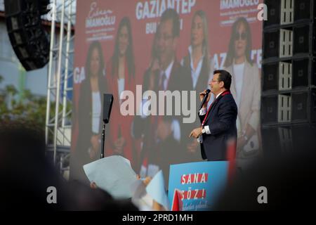 Gaziantep, Turkiye. 26th avril 2023. Gaziantep, Turquie. 26 avril 2023. Le maire d'Istanbul, Ekrem Imamoglu, du Parti populaire républicain (CHP), se joint à un rassemblement électoral au centre de la ville de Gaziantep, dans le sud du Turkiye. Les élections présidentielles et législatives doivent se tenir à Turkiye sur 14 mai (image de crédit: © Zakariya Yahya/IMAGESLIVE via ZUMA Press Wire) USAGE ÉDITORIAL SEULEMENT! Non destiné À un usage commercial ! Banque D'Images