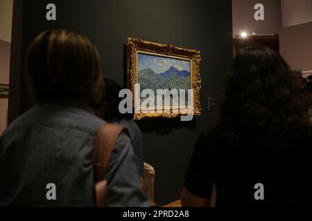 Mexico, Mexique. 26th avril 2023. Les visiteurs regardent un tableau lors d'une exposition de Monet au Musée national d'art de Mexico, capitale du Mexique, sur 26 avril 2023. Crédit: Francisco Canedo/Xinhua/Alamy Live News Banque D'Images