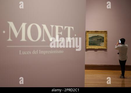 Mexico, Mexique. 26th avril 2023. Un visiteur prend des photos d'un tableau lors d'une exposition Monet au Musée national d'art de Mexico, capitale du Mexique, sur 26 avril 2023. Crédit: Francisco Canedo/Xinhua/Alamy Live News Banque D'Images