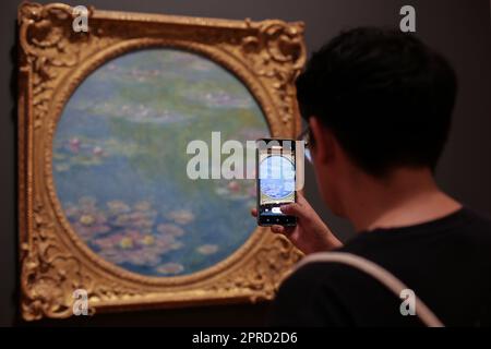 Mexico, Mexique. 26th avril 2023. Un visiteur prend des photos d'un tableau lors d'une exposition Monet au Musée national d'art de Mexico, capitale du Mexique, sur 26 avril 2023. Crédit: Francisco Canedo/Xinhua/Alamy Live News Banque D'Images