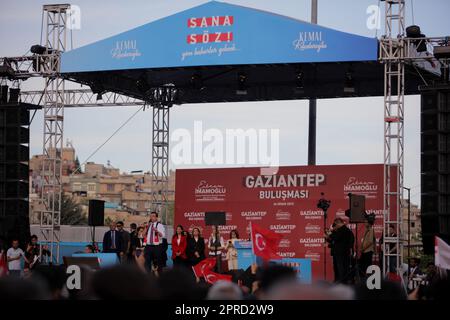 Gaziantep, Turkiye. 26th avril 2023. Gaziantep, Turquie. 26 avril 2023. Le maire d'Istanbul, Ekrem Imamoglu, du Parti populaire républicain (CHP), se joint à un rassemblement électoral au centre de la ville de Gaziantep, dans le sud du Turkiye. Les élections présidentielles et législatives doivent se tenir à Turkiye sur 14 mai (image de crédit: © Zakariya Yahya/IMAGESLIVE via ZUMA Press Wire) USAGE ÉDITORIAL SEULEMENT! Non destiné À un usage commercial ! Banque D'Images