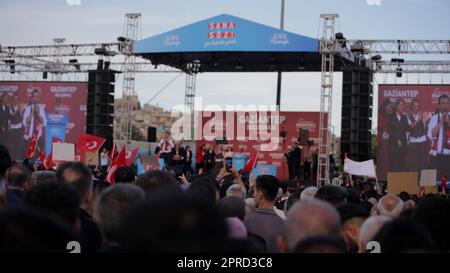 Gaziantep, Turkiye. 26th avril 2023. Gaziantep, Turquie. 26 avril 2023. Le maire d'Istanbul, Ekrem Imamoglu, du Parti populaire républicain (CHP), se joint à un rassemblement électoral au centre de la ville de Gaziantep, dans le sud du Turkiye. Les élections présidentielles et législatives doivent se tenir à Turkiye sur 14 mai (image de crédit: © Zakariya Yahya/IMAGESLIVE via ZUMA Press Wire) USAGE ÉDITORIAL SEULEMENT! Non destiné À un usage commercial ! Banque D'Images