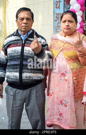 New Delhi, Inde - 04 décembre 2022 - des personnes non identifiées montrant leurs doigts marqués d'encre après avoir fait des votes devant le bureau de vote de l'est de Delhi Banque D'Images