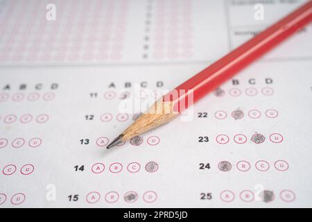 Crayon sur le papier de test d'exercice de formule mathématique dans l'école d'éducation. Banque D'Images