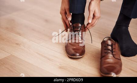 Je suis prêt pour ça. Un homme méconnaissable qui met ses chaussures. Banque D'Images