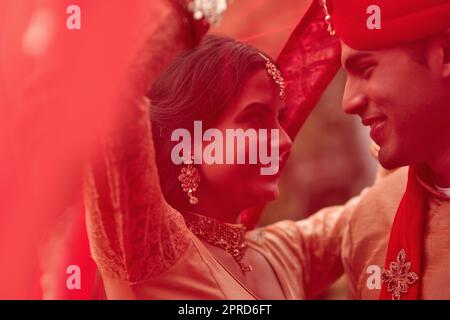 C'est le jour le plus spécial de notre vie. Un jeune couple hindou le jour de leur mariage. Banque D'Images