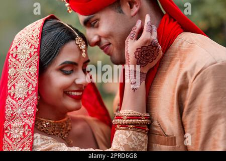 Je pensais que ce jour-là ne serait jamais venu, un jeune couple hindou le jour de leur mariage. Banque D'Images