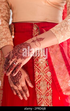 Chaque culture a ses propres coutumes, une femme méhendi non reconnaissable peinte sur ses mains le jour de son mariage. Banque D'Images